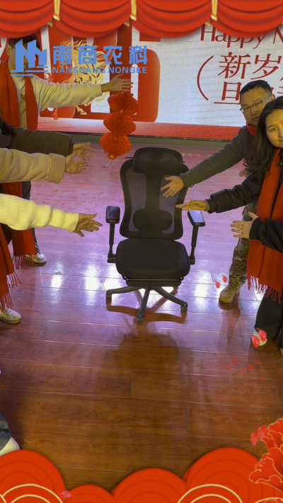 🎇 元旦快乐，温暖相伴 🎇时光匆匆，感恩 2025 年每一份支持与陪伴！从猪场到工厂，南商农科的成长，离不开每一位合作伙伴与家人的信赖！2026 年，我们将继续以贴心服务和硬核设备，陪您一路前行，养殖